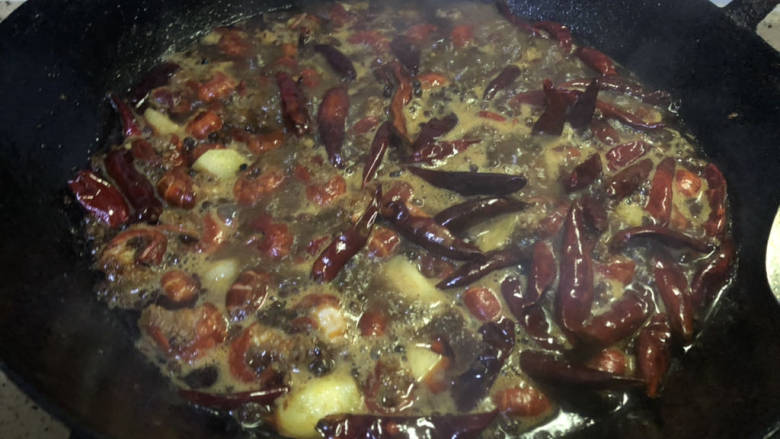 家庭小龙虾🦞,加入<a style='color:red;display:inline-block;' href='/shicai/ 897'>啤酒</a>，<a style='color:red;display:inline-block;' href='/shicai/ 23'>土豆</a>，不要加水，大火盖上锅盖煮。