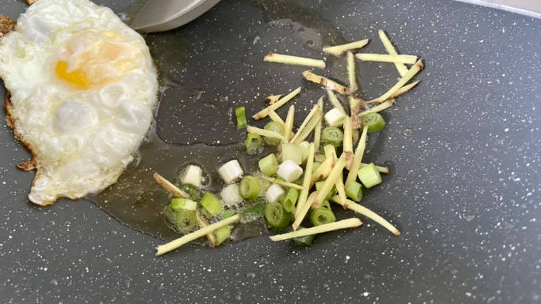 骨汤河粉,盛出鸡蛋,加入葱白姜丝,中小火煸香