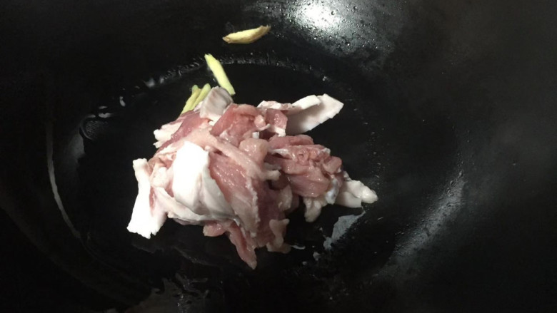 猪肉烧板栗,将五花肉放入翻炒,炒至微微出油