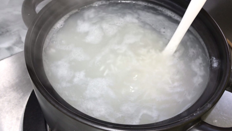 豌豆肉末粥,置旺火上,经常搅拌至沸腾,以免糊锅,继续煮至大米熟烂