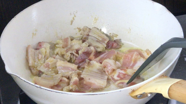 五花肉炖白菜,起锅热油,放入五花肉煸炒至出油