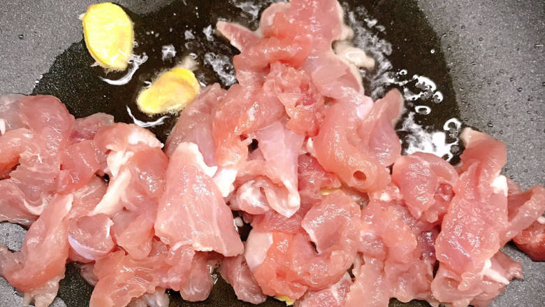 #闹元宵#白蘑菇炒肉片,锅中放油烧热,放入肉片大火翻炒