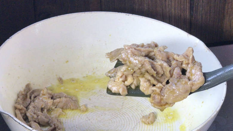 辣椒麻花炒肉片,炒至变色,捞出备用