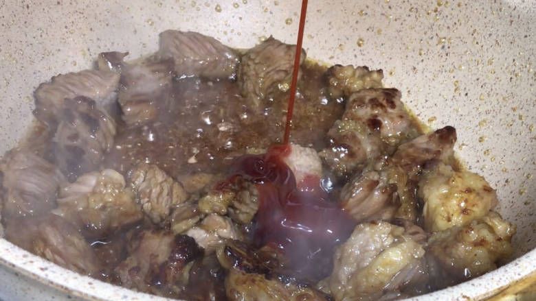 牛肉炖芋头,加入<a style='color:red;display:inline-block;' href='/shicai/ 691'>辣椒酱</a>,翻炒均匀