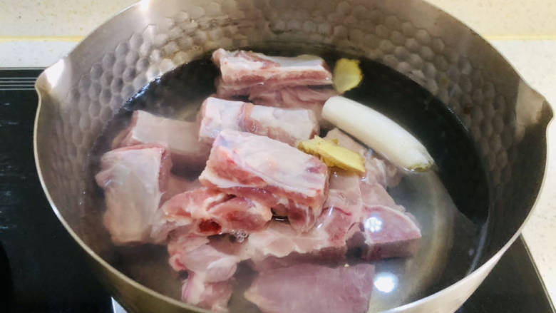 胡萝卜烧排骨,排骨冷水下锅,放入葱段、姜片、料酒焯水。
排骨焯好水后,再用温水冲洗一遍去掉表面的浮沫,然后控干水分。