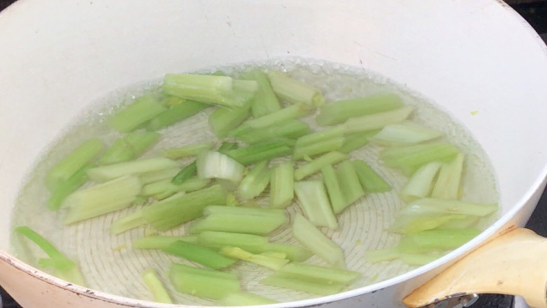 泡椒芹菜炒猪肝,起锅烧开水,放入芹菜煮至断生,捞出备用