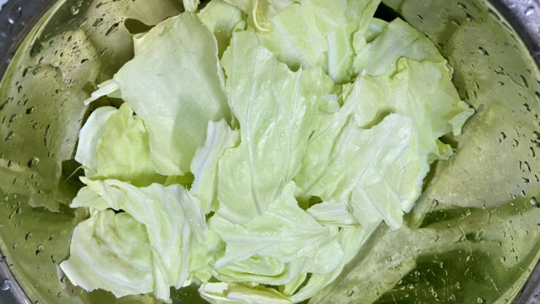 包菜胡萝卜炒鸡蛋,包菜只要菜叶撕掉菜梗,菜叶撕成片备用