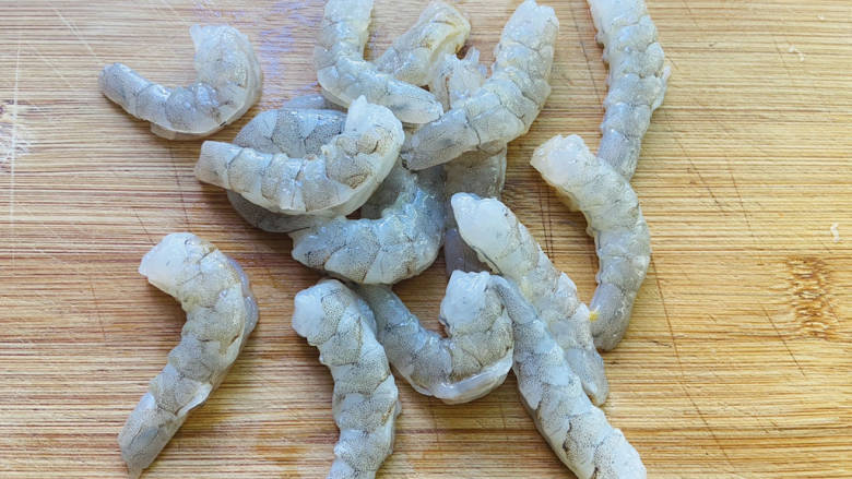 腐竹炒虾仁,鲜虾去壳去头去虾线,虾背划一刀