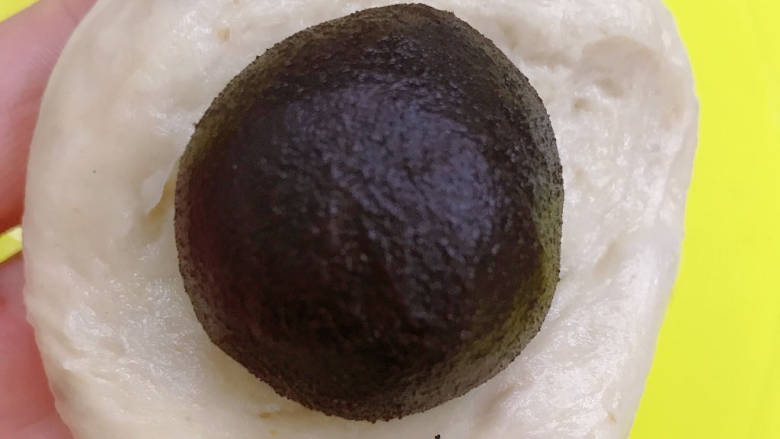 #闹元宵#日式红豆包,取出一块捏成圆皮,包入一份红豆沙馅