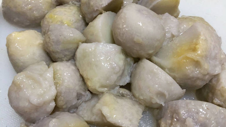红烧鸭块,芋头上锅蒸熟,切块