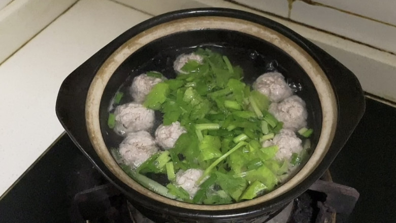 牛肉丸子汤,再加入芹菜末