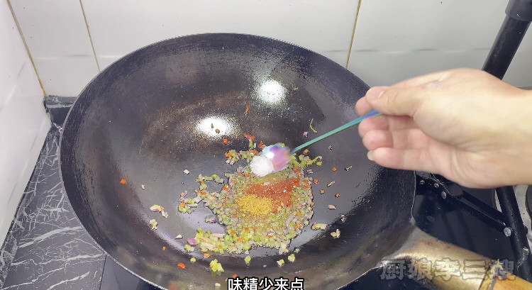 外焦里嫩的海苔豆腐卷儿制作方法,味精和白糖各一小勺