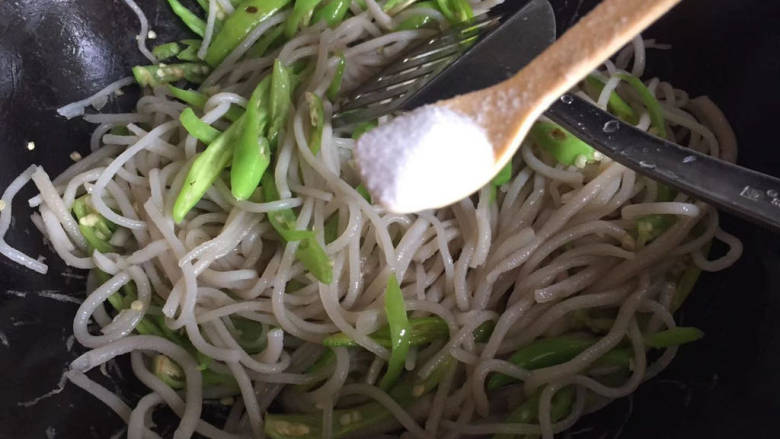 青菜炒粉条,加入适量盐