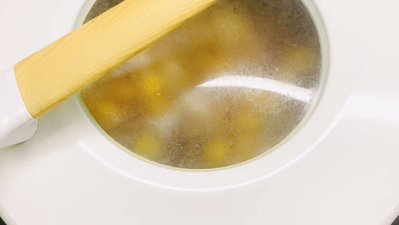 板栗排骨煲,盖上锅盖,继续烧开后转中小火焖12-15分钟。