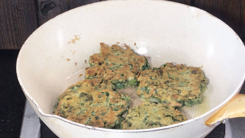 苕叶鸡蛋早餐饼,翻面,煎至两面金黄