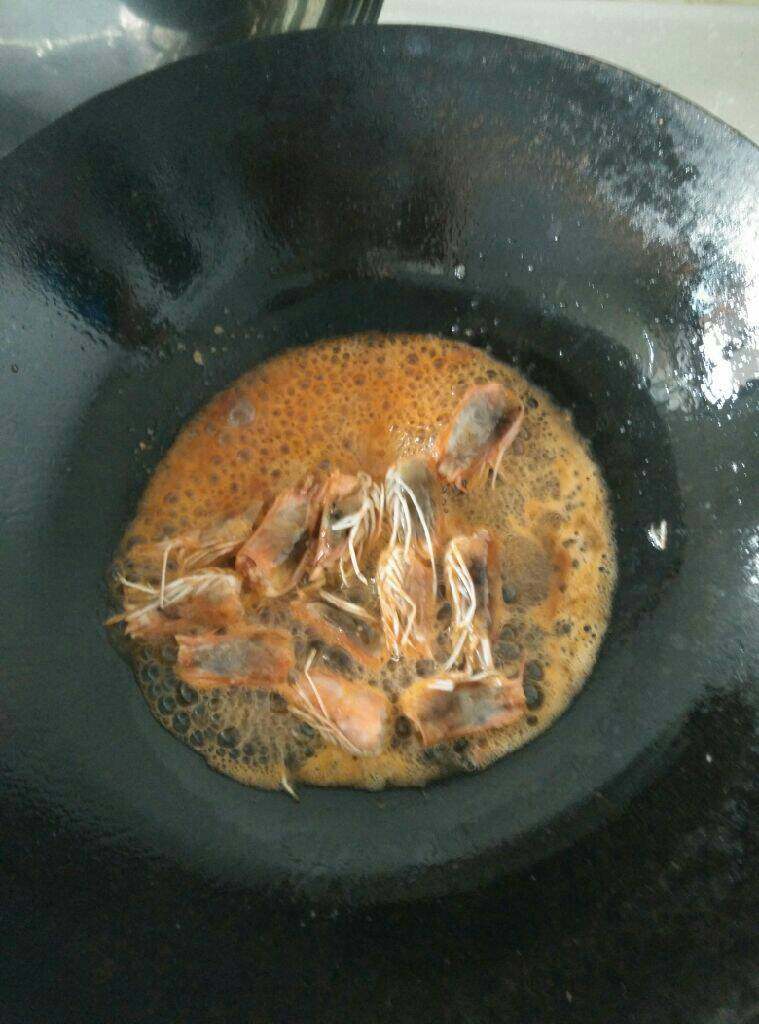 红烧大虾,虾头熬汤备用
