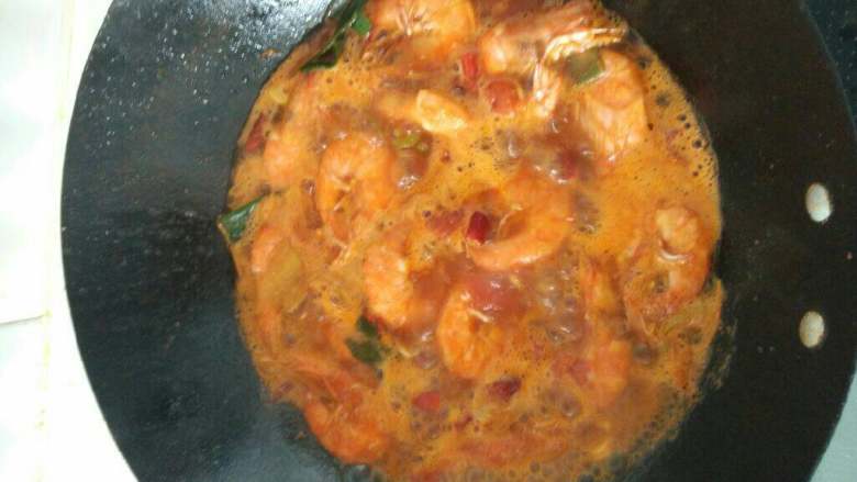 红烧大虾,加入葱姜蒜干辣椒