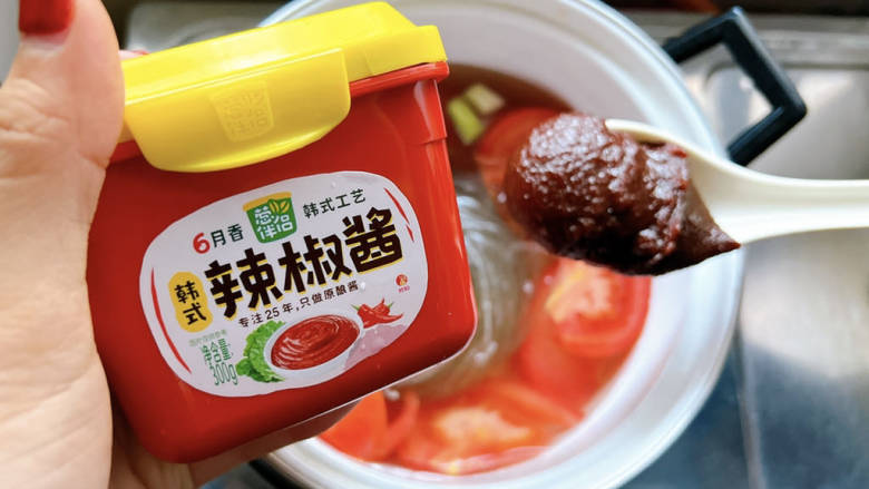 金针菇番茄汤,而后,舀一勺6月香韩式辣椒酱。