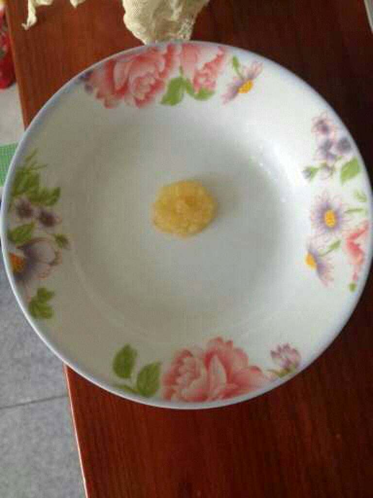 【宝宝铺食妈妈做】可爱的太阳花,先用苹果泥,弄个小圈圈。