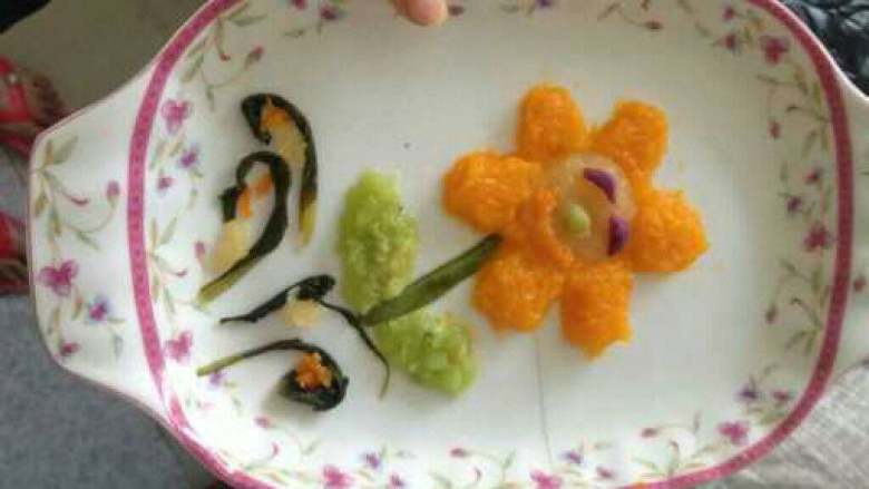 【宝宝铺食妈妈做】可爱的太阳花,然后用青菜叶做下面的干和叶