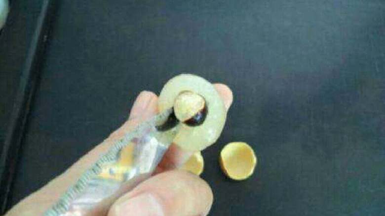自制龙眼干,用刀子顺着核转一圈,