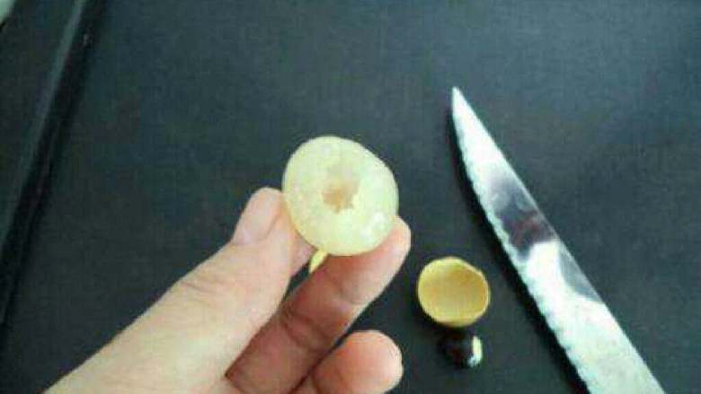 自制龙眼干,轻轻挤一挤,去掉核