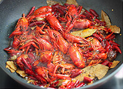 麻辣小龙虾,最后大火收汁，加入适量<a style='color:red;display:inline-block;' href='/shicai/ 847'>香油</a>翻均，即可起锅，盛盘