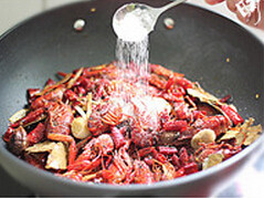 麻辣小龙虾,加入少许清水，盐及<a style='color:red;display:inline-block;' href='/shicai/ 3729'>白糖</a>翻炒均匀，盖上盖烧开转小火烧15分钟