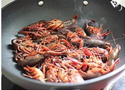 麻辣小龙虾,油锅下龙虾，<a style='color:red;display:inline-block;' href='/shicai/ 900'>白酒</a>，迅速翻炒起锅