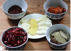 麻辣小龙虾,蒜、姜切厚片，<a style='color:red;display:inline-block;' href='/shicai/ 62'>辣椒</a>剪段，<a style='color:red;display:inline-block;' href='/shicai/ 138'>大葱</a>切猫耳朵