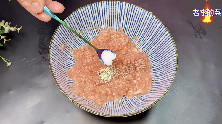 年夜饭寓意菜招财进宝,祝大家新的一年天天招财进宝,绞好的肉馅调味