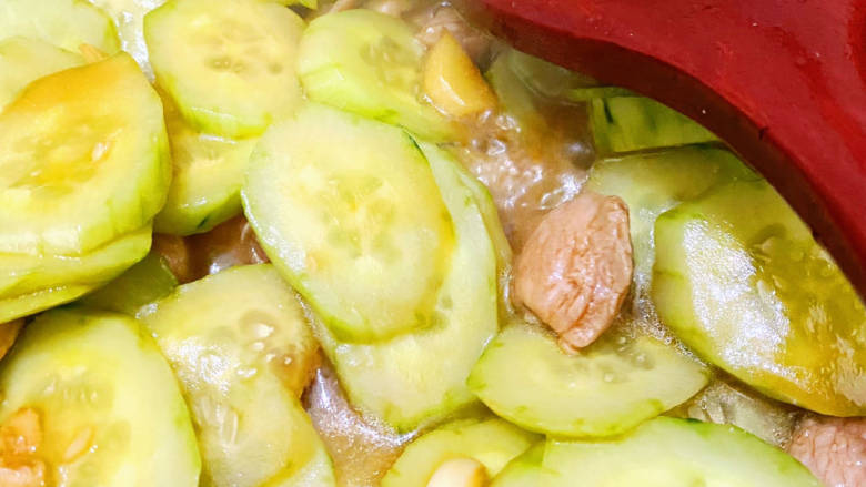 黄瓜炒肉片,焖煮5分钟