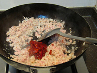 麻婆豆腐,热锅凉油爆炒肉末,下入郫县豆瓣酱,煸炒出红油;