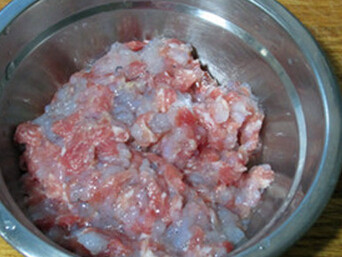 麻婆豆腐,猪肉和虾仁一起细细斩成肉末,大蒜剁成末,青蒜苗洗净切碎