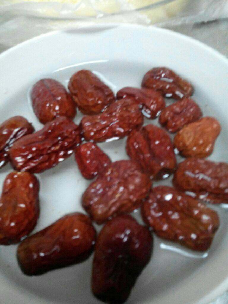 香甜粗粮窝头,泡上红枣，