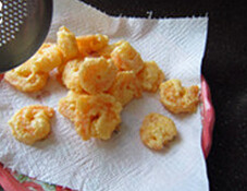 软炸虾仁 ,放在吸油纸上吸去多余油脂，装盘上桌，佐椒盐，立即食用