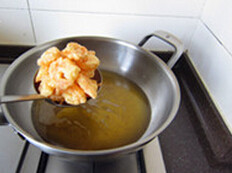 软炸虾仁 ,下油锅炸至两面金黄色了，立即捞出，沥干油脂