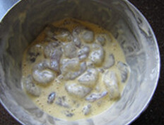 软炸虾仁 ,加入一个鸡蛋和面粉、干淀粉；抓均，挂糊后静置5到10分钟