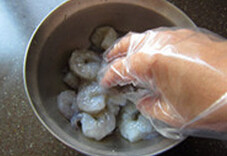 软炸虾仁 ,虾仁洗净挑去虾线，加入盐，料酒，抓匀，腌制5分钟