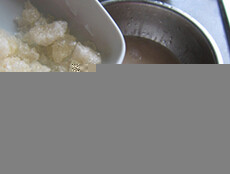 豆浆机杏仁核桃露,做好后加入冰糖即可