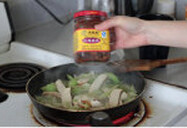 腐汁豆干炒芹菜,放入豆干，翻炒，加入搅匀的腐乳汁，炒匀