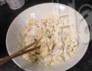奶酪巧克力软曲奇,鸡蛋，牛奶，奶油和糖混合后加入粉堆中