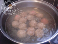 蚝油牛肉丸,肉丸沸水下锅焯至变色捞出