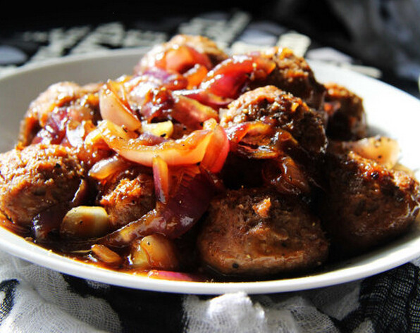 蚝油牛肉丸,加入<a style='color:red;display:inline-block;' href='/shicai/ 718'>料酒</a>1铲，<a style='color:red;display:inline-block;' href='/shicai/ 721'>蚝油</a>2铲，白砂<a style='color:red;display:inline-block;' href='/shicai/ 10588'>糖</a>2小勺翻匀