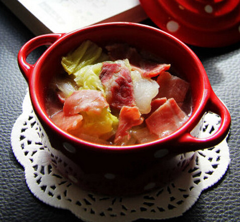 火腿炖白菜,转小火炖至白菜梆子酥软。加入一点点白<a style='color:red;display:inline-block;' href='/shicai/ 720'>胡椒粉</a>和几滴香油即可