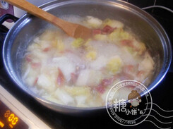 火腿炖白菜,倒入水至汤锅3/4。开大火煮沸