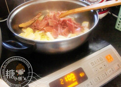 火腿炖白菜,起油锅下入白菜翻炒，瘪掉之后加入火腿片翻炒
