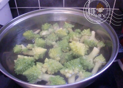罗马花椰菜,花椰菜下沸水锅中关火。焖5分钟