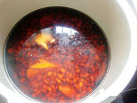 猪脚炖黄豆,<a style='color:red;display:inline-block;' href='/shicai/ 418'>猪脚</a>洗净放高压锅加<a style='color:red;display:inline-block;' href='/shicai/ 718'>料酒</a>和<a style='color:red;display:inline-block;' href='/shicai/ 788'>生抽</a><a style='color:red;display:inline-block;' href='/shicai/ 762'>老抽</a>，加水没过猪蹄2厘米，加浸泡过一夜的<a style='color:red;display:inline-block;' href='/shicai/ 3603'>黄豆</a>