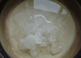 冰糖葫芦,冰糖和水一起倒入锅中,大火煮至冰糖融化